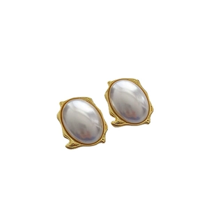 French retro gold-edged pearl earrings with elegant wave design on white background