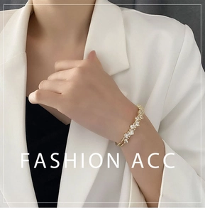 Détail d'un bracelet doré de style français avec zircons poire et rectangulaires