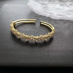 Bracelet ouvert doré de style français avec zircons incrustés et gemmes multi-taille