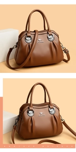 Dettaglio macro della borsa in pelle marrone con logo canguro e fibbia in metallo