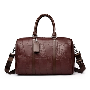 Grande borsa da viaggio marrone scuro in pelle goffrata mista con tracolla inclusa