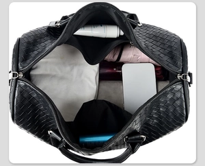 Draufsicht der großen schwarzen Reisetasche mit geräumigem Innenraum und Reißverschluss