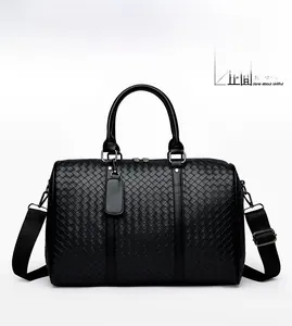 Detail der schwarzen Reisetasche aus geflochtenem Leder mit Intrecciato-Webart