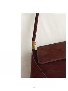 Dettaglio borsa baguette in pelle opaca testa di moro con fibbia in metallo dorato