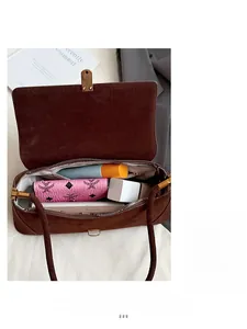 Vista interna della borsa baguette in pelle scamosciata marrone con capiente scomparto interno