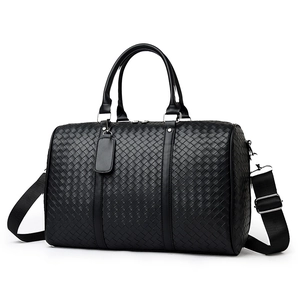 Große schwarze Reisetasche aus gewebtem Leder mit Doppelgriffen und Schultergurt