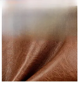 Gros plan sur la texture souple et résistante du cuir ciré marron avec grain vintage