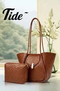 Set borsa tote e pochette in pelle intrecciata marrone con serratura dorata