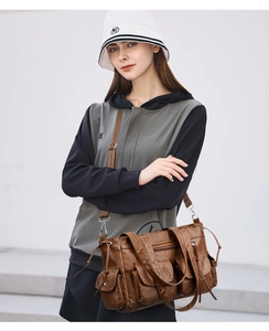Photo extérieure d'un sac cabas marron vintage multi-poches avec bandoulières réglables
