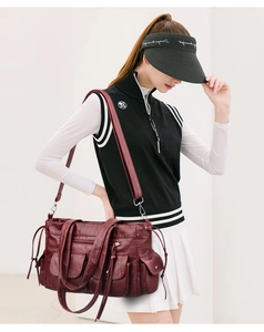 Détail du sac cabas bordeaux avec poches multiples et texture en cuir synthétique lavé