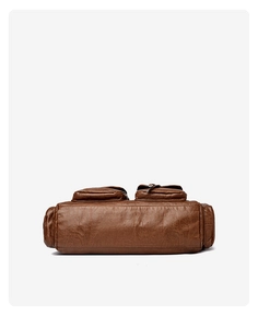 Vue détaillée du fond plat et de la texture en cuir vintage du grand sac cabas marron