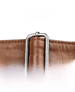 Détail de la bandoulière en cuir marron foncé avec boucle de réglage rectangulaire argentée