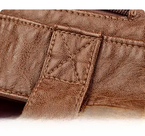 Gros plan détaillé des coutures multi-brins sur le cuir marron foncé texturé de sac