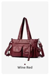 Gros plan du sac fourre-tout bordeaux multi-poches avec texture motif litchi
