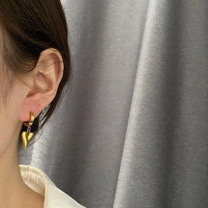Poliertes Goldherz-Ohrring-Set für Damen, minimalistischer Titanstahl-Stil am Ohr