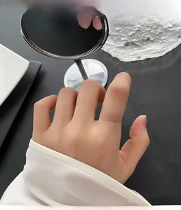 Primo piano di un anello d'argento con scritta love traforata sulla mano