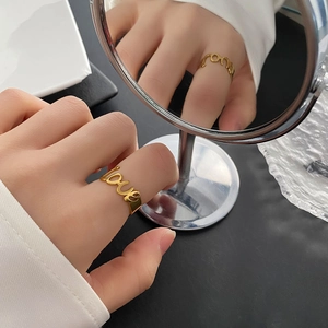 Elegante anello in acciaio inossidabile dorato con scritta 'love' traforata da donna