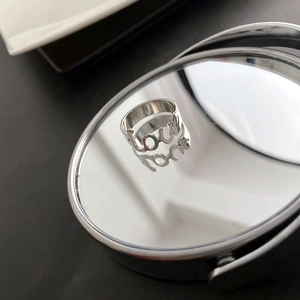 Anello in acciaio inossidabile argento traforato con scritta Love su specchio