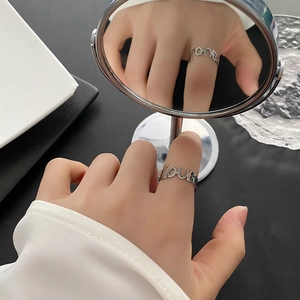 Anello regolabile con lettere LOVE traforate in acciaio inossidabile argentato