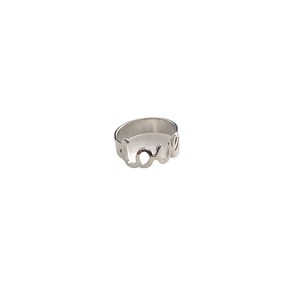 Anello minimalista in acciaio inossidabile argento con scritte LOVE su fondo bianco