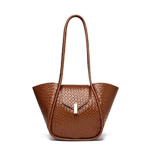 Borsa tote intrecciata retrò marrone con fibbia metallica dorata e tracolla elegante