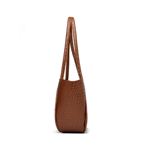 Grande borsa tote marrone intrecciata con tracolla abbinata vista prospettica laterale
