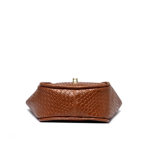 Borsa tote in pelle intrecciata marrone con motivo classico e chiusura dorata