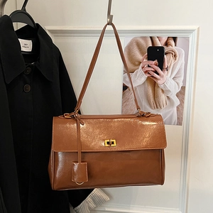 Retro caramel brown large shoulder bag with gold twist lock and smooth leather finish