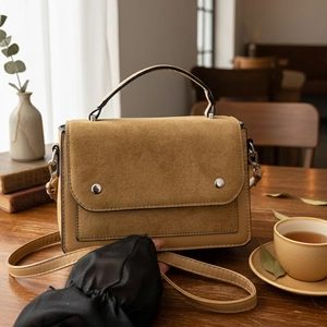 Contrast color patchwork handbag in brown leather and suede finish for 2025 winter style