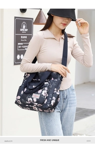 Dettaglio borsa tote grande in nylon con stampa floreale e ampia tracolla regolabile