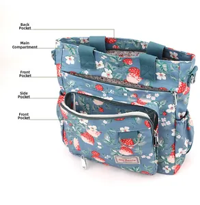 Dettaglio della borsa tote in nylon a fiori con tasche frontali e portaborraccia laterale