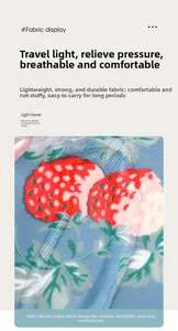 Dettaglio del tessuto in nylon ad alta densità con stampa fragole su fondo blu