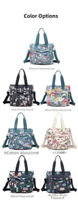 Molteplici borse tote in nylon a fiori con vari motivi floreali e stampe di fragole