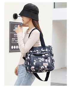 Dettaglio della borsa tote floreale blu scuro con tasche a zip e tracolla larga