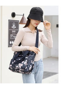 Dettaglio della borsa tote in nylon floreale con tasche multiple e tracolla regolabile
