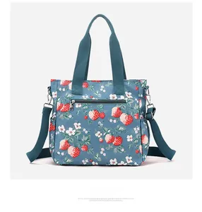 Vista dettagliata del retro della borsa in nylon a fiori con tasca a zip e spallina