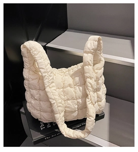 Détail du sac nuage matelassé blanc avec texture rembourrée et poignée froncée