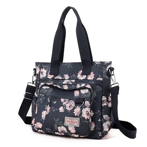 Grande borsa tote in nylon con stampa floreale, tasche multiple e tracolla rimovibile grigia