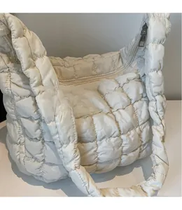Gros plan sur la texture de sac bulle blanc matelassé avec bandoulière lisse