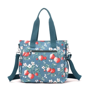 Borsa tote in nylon floreale con motivo a fragole, manici blu e tracolla rimovibile