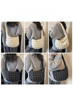 Détails de sacs nuages matelassés en noir et blanc vus sous plusieurs angles différents