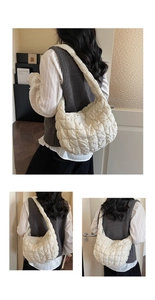 Détail du sac à bandoulière matelassé blanc avec texture douce et style minimaliste coréen