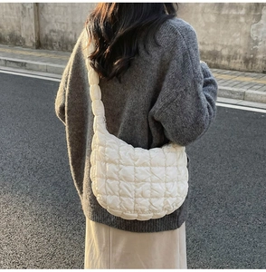 Détail d'un sac nuage blanc matelassé avec une texture douce et design à bulles