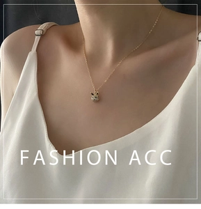 Gros plan d'un collier pendentif lapin doré avec cristaux brillants porté par un mannequin