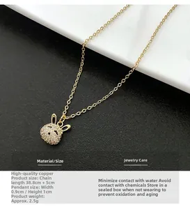 Vue détaillée du collier lapin doré avec dimensions et accents de zircone blanche