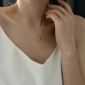 Collier minimaliste avec pendentif lapin doré serti de cristaux brillants pour femme