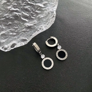 Boucles d'oreilles créoles en acier titane avec chiffres romains et zircon noir