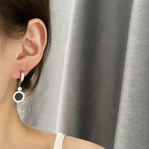 Boucles d'oreilles créoles en acier titane avec pendentif chiffres romains et zircon noir