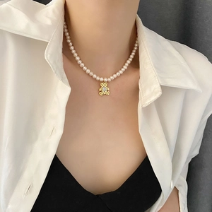 Elegante parelketting met gouden beer hanger en gegraveerde letter B design