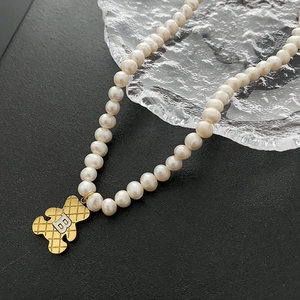 Elegante parelketting met gouden beer hanger en letter B voor damesmode